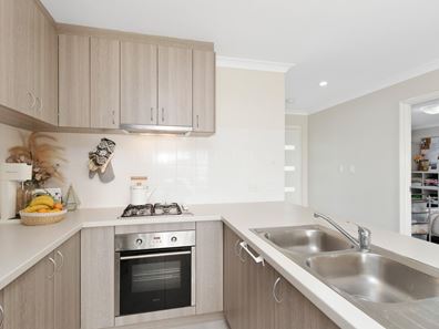24 Riva Entrance, Piara Waters WA 6112