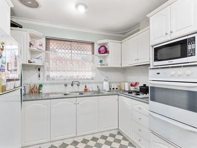 10 Beverley Road, Cloverdale WA 6105