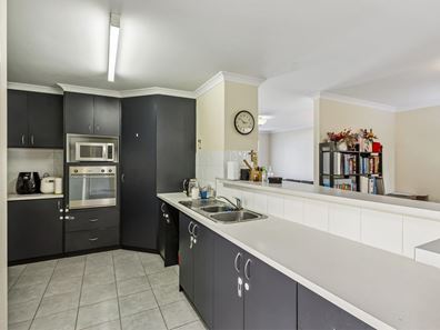 10 Barnfield Drive, Ellenbrook WA 6069