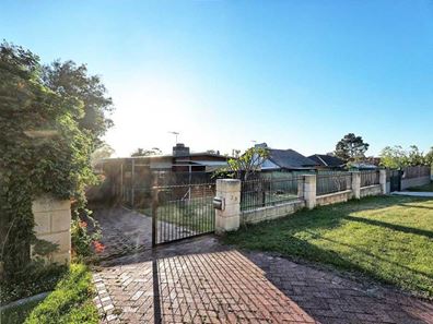 23 Clianthus Way, Koongamia WA 6056