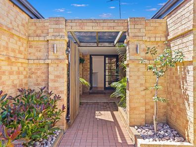 9 Paradise Circuit, Halls Head WA 6210