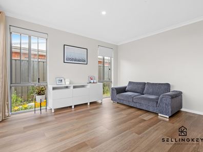 8 WOODLOES STREET, Piara Waters WA 6112