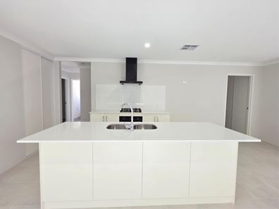 31 Cobaki Brace, Lakelands WA 6180