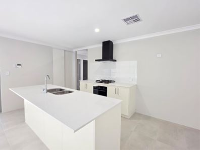 31 Cobaki Brace, Lakelands WA 6180