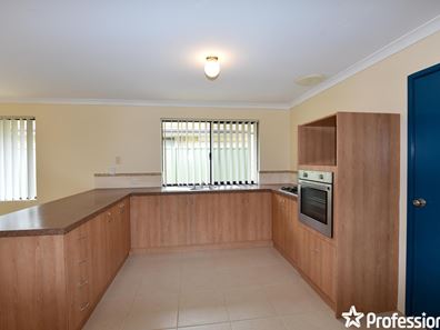 18 Kinsale Bend, Port Kennedy WA 6172