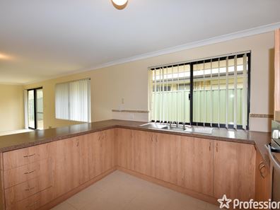 18 Kinsale Bend, Port Kennedy WA 6172