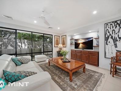 17 Barrow Crescent, North Coogee WA 6163