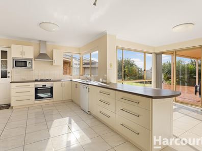 8 Quadrant Rise, Halls Head WA 6210