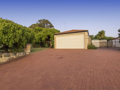 50 Floribunda Avenue, Halls Head WA 6210