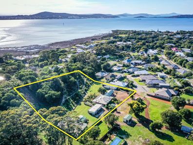 10 Lorikeet Way, Little Grove WA 6330