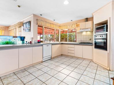 4 Harcus Retreat, Merriwa WA 6030