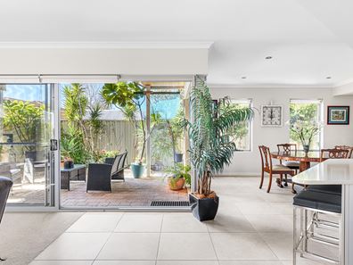 8A Lynton Street, Doubleview WA 6018