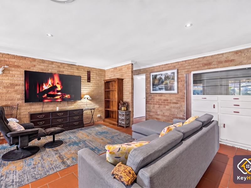 21 Gnangara Drive, Waikiki