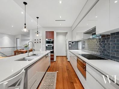 32 Mewstone Crescent, North Coogee WA 6163