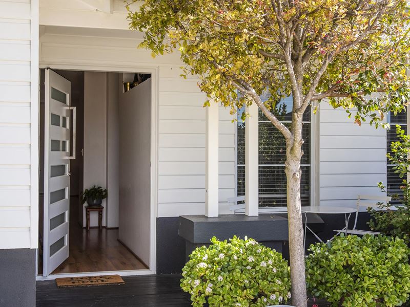 4 Lucky Bay Road, Secret Harbour