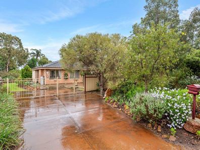 190 Lesmurdie Road, Lesmurdie WA 6076