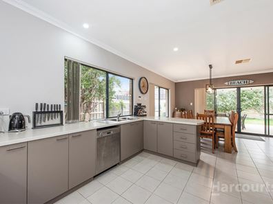 207 Peelwood Parade, Halls Head WA 6210