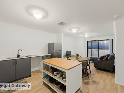 7 Waratah Way, Wandi WA 6167