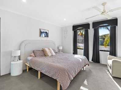 8 Floribunda Avenue, Halls Head WA 6210