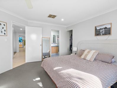 8 Floribunda Avenue, Halls Head WA 6210