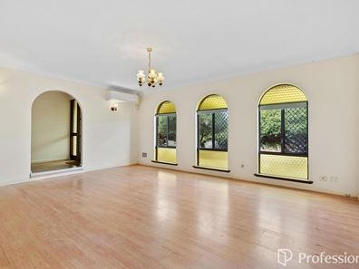 55 Ovens Road, Thornlie WA 6108