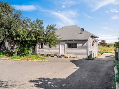 27 Fourth Road, Armadale WA 6112