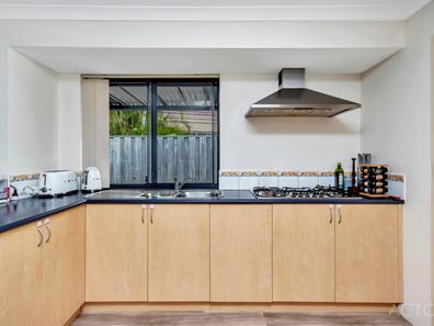 6 Tingle Way, Halls Head WA 6210