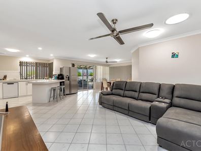 5 Waxberry Close, Halls Head WA 6210