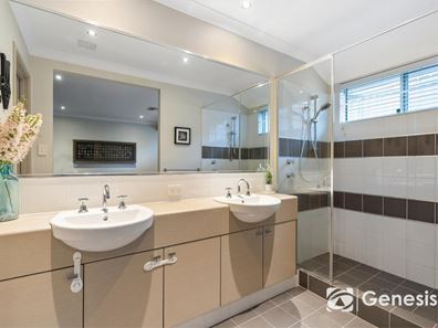 10 Columbia Parkway, Piara Waters WA 6112