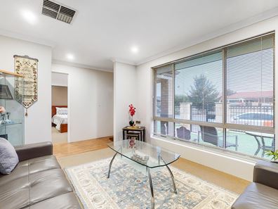 5 Wallcliffe Gate, Carramar WA 6031