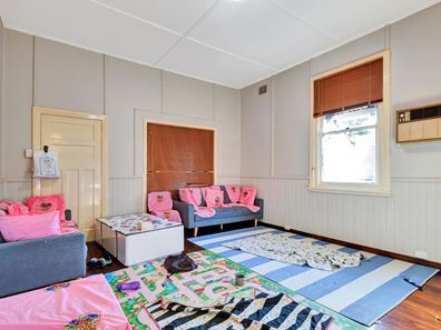 27 Fourth Road, Armadale WA 6112