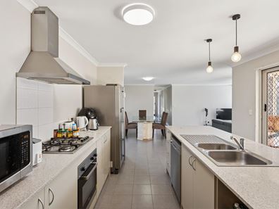 7 Cinnabar Bend, Aveley WA 6069