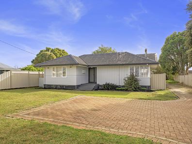 18A Katoomba Street, Orana WA 6330