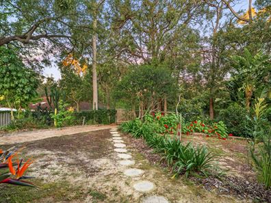 8 Glebe Road, Roleystone WA 6111