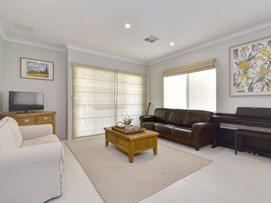 12 Veneto Court, Woodvale WA 6026