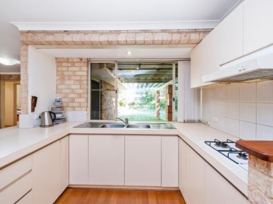 10 Melaleuca Terrace, Halls Head WA 6210