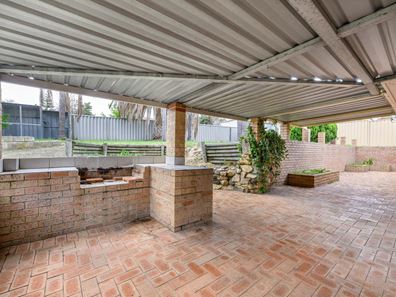 13 Hampshire Gardens, Parmelia WA 6167