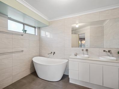 15 Dryden Street, Lake Coogee WA 6166