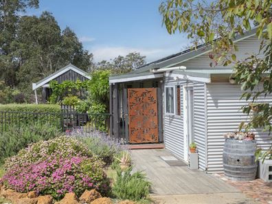 22 Lochinvar Place, Quindalup WA 6281