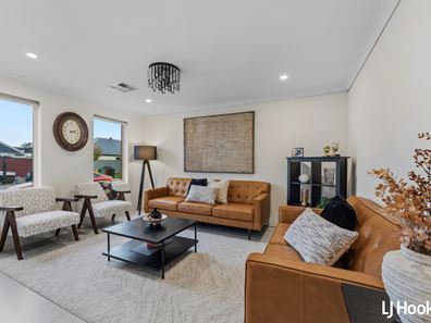 8 Balliol Court, Piara Waters WA 6112