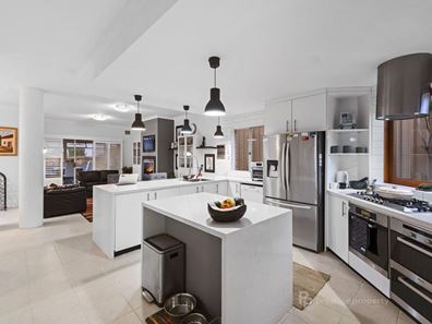 8 De Rouen Rise, Sorrento WA 6020