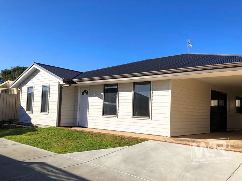 2/4 Hall Rise, Yakamia