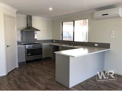 2/4 Hall Rise, Yakamia WA 6330