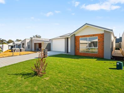 10 Magnolia Way, Lakelands WA 6180