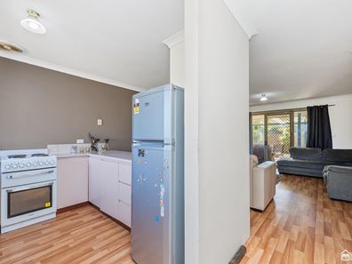 2/11 Stott Close, Armadale WA 6112