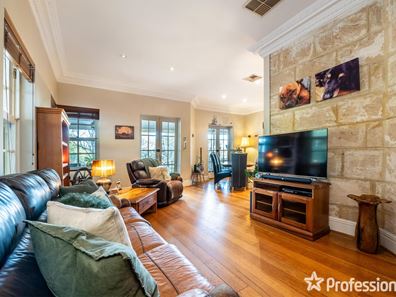 510 Marshwood Place, Sawyers Valley WA 6074
