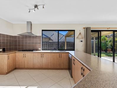 13 Lilly Pilly Lookout, Halls Head WA 6210