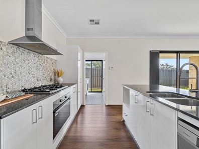 3 Wakefield Glade, Lakelands WA 6180