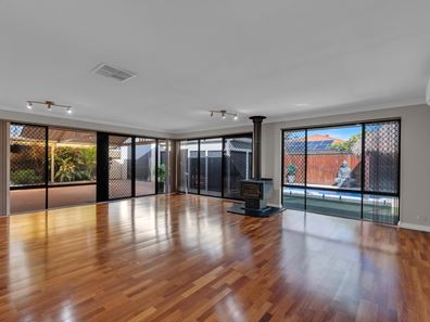 18 Summer Hill Place, Warnbro WA 6169