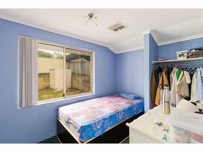 33 Oakfield Gardens, Parmelia WA 6167